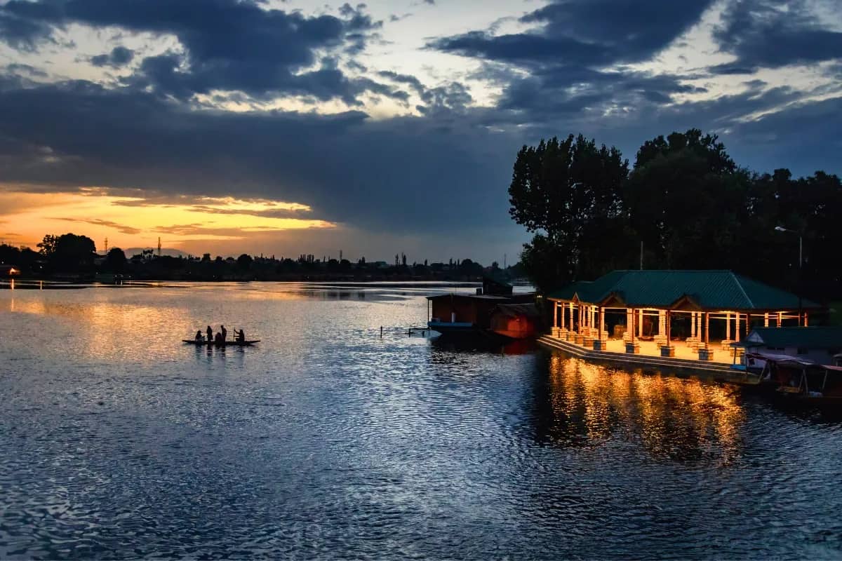 Rewarding Kashmir Tour Package | 3 Nights 4 Days Premium Valley Escape