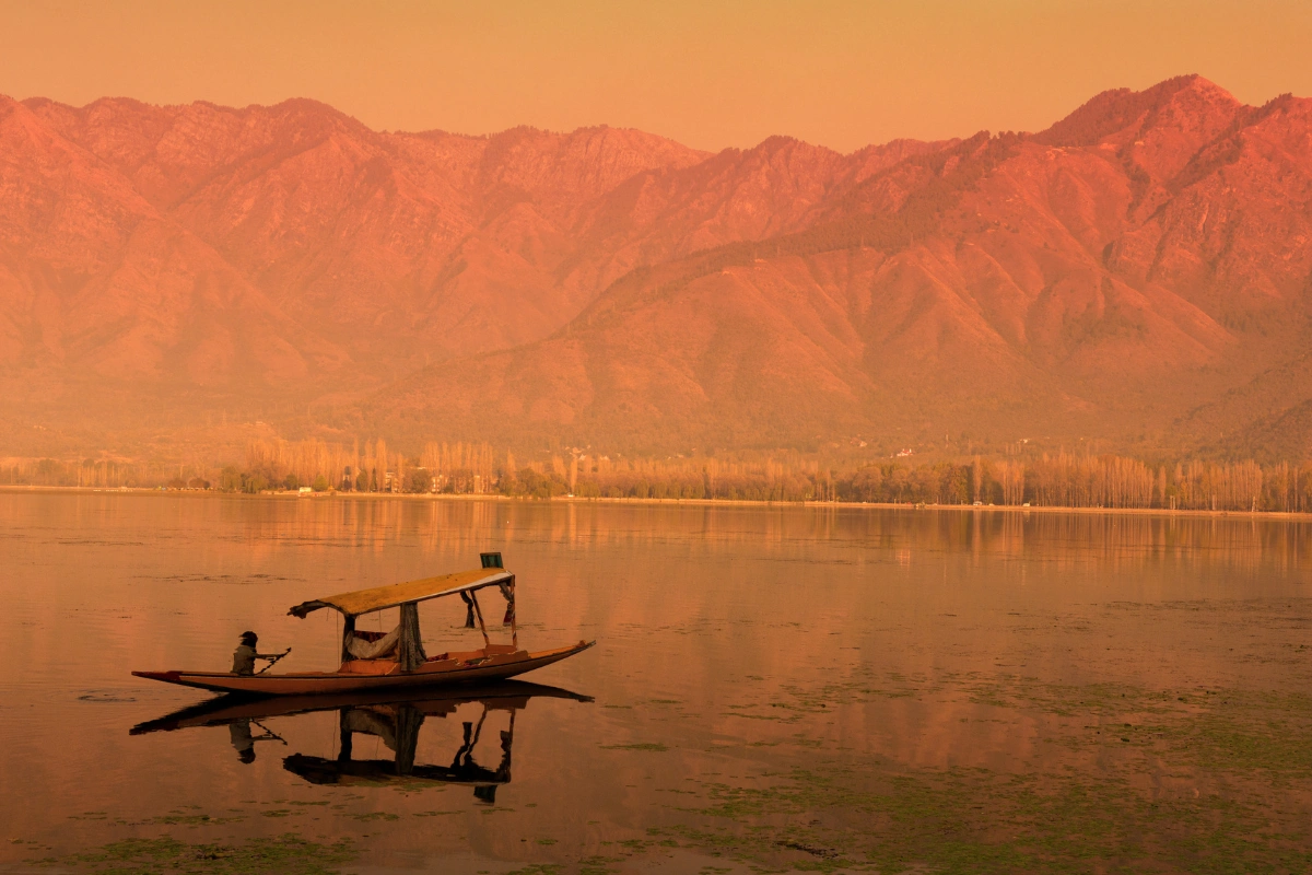 Delightful Kashmir packages featuring Srinagar attractions and mountain day trips