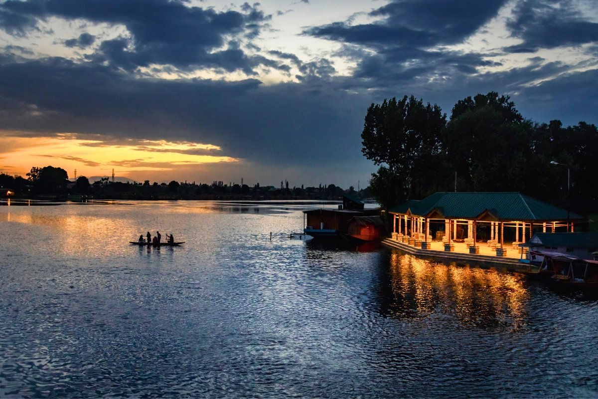 Kashmir tour package with Srinagar gardens, Dal Lake shikara, Gulmarg Gondola, and Pahalgam valleys