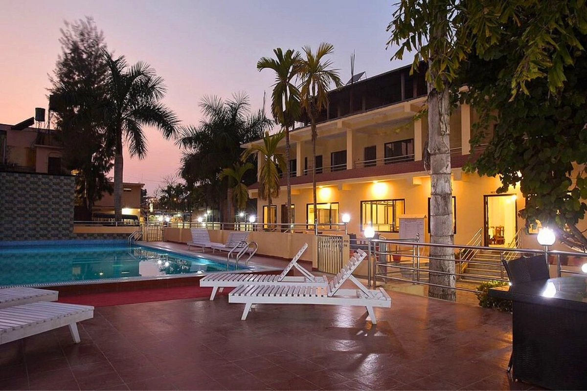 Book safari hotel in Nepal Chitwan location